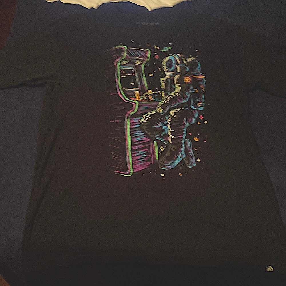 Like new men’s tee shirt with graphic design